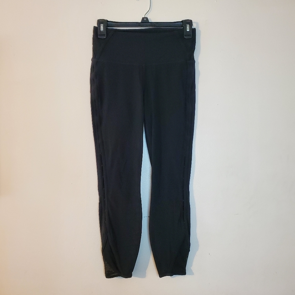 Athleta Highwaist Capri with leg cutout details size small